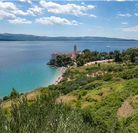 2 bedroom villa with pool and sea views in Bol, Brač Island, sleeps 4